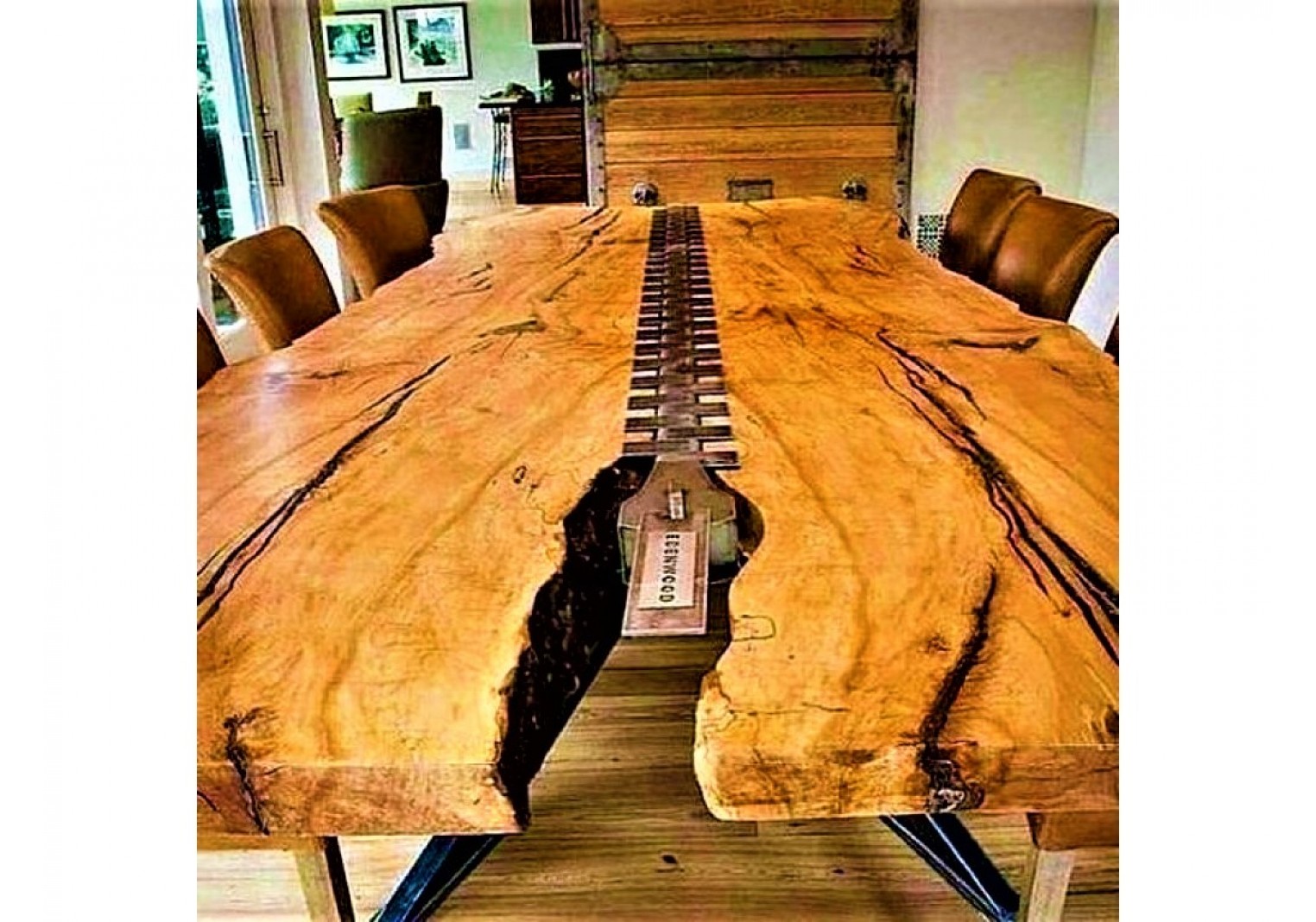 โต๊ะอาหารไม้จามจุรี